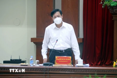 Thứ trưởng Bộ Y tế Đỗ Xuân Tuyên phát biểu tại buổi làm việc. (Ảnh: Minh Trí/TTXVN)