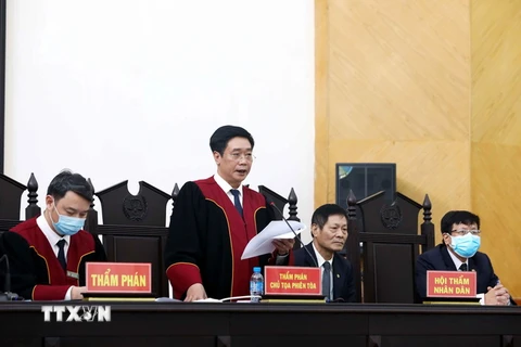 Thẩm phán, Chủ tọa Phiên tòa Nguyễn Xuân Văn tuyên án các bị cáo. (Ảnh: Phạm Kiên/TTXVN)