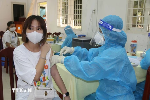 Tiêm vaccine cho sinh viên tại điểm tiêm Trường Đại học Trà Vinh. (Ảnh: Thanh Hòa/TTXVN)