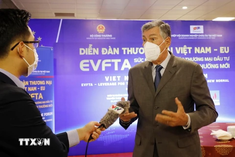 Chủ tịch EuroCham Alain Cany trả lời phỏng vấn báo chí. (Ảnh: Trần Việt/TTXVN)