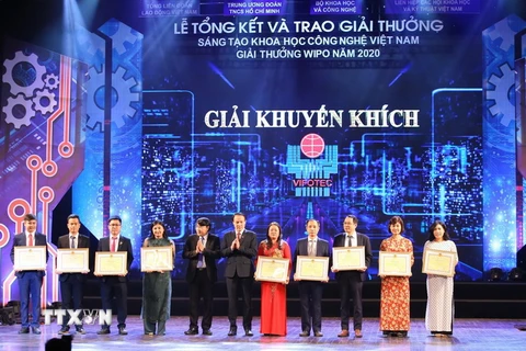 Các tác giả nhận giải Giải thưởng Sáng tạo Khoa học công nghệ Việt Nam (VIFOTEC) 2020. (Ảnh: Hoàng Hiếu/TTXVN)