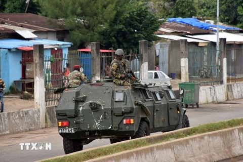 Lực lượng vũ trang Guinea tuần tra tại Kaloum, khu vực lân cận Conakry, sau vụ đấu súng dữ dội được cho là đảo chính ở thủ đô, ngày 5/9 vừa qua. (Ảnh: AFP/TTXVN)