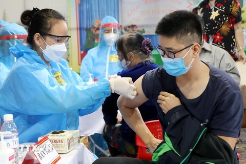 Tiêm vaccine phòng COVID-19 cho người dân thành phố Việt Trì, tỉnh Phú Thọ. (Ảnh: Trung Kiên/TTXVN)