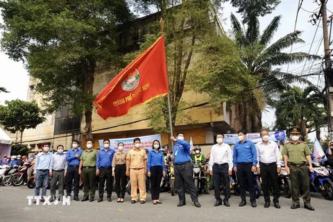 Các đại biểu thực hiện nghi thức xuất quân của đợt ra quân bảo đảm an toàn giao thông. (Ảnh: Hồng Giang/TTXVN)