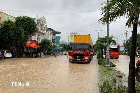 Quốc lộ 1A đoạn qua thành phố Quy Nhơn bị ngập khiến giao thông gặp khó khăn. (Ảnh: Tường Quân/TTXVN)