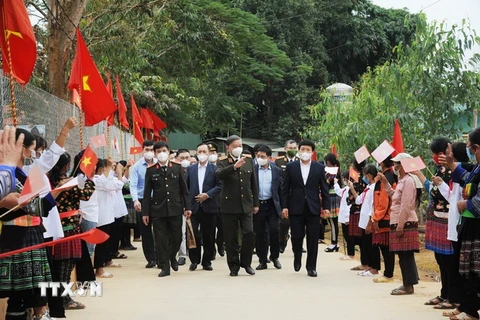 Đại tướng Tô Lâm với bà con các dân tộc xã Phì Nhừ, huyện Điện Biên Đông. (Ảnh: TTXVN phát)