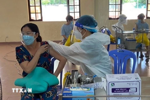 Tiêm vaccine phòng COVID-19 cho người dân Bà Rịa-Vũng Tàu. (Ảnh: TTXVN phát)