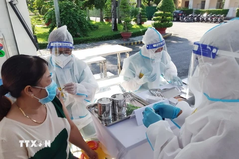 Lực lượng y tế tiêm vaccine cho người dân trên địa bàn thành phố Bạc Liêu. (Ảnh: Chanh Đa/TTXVN)