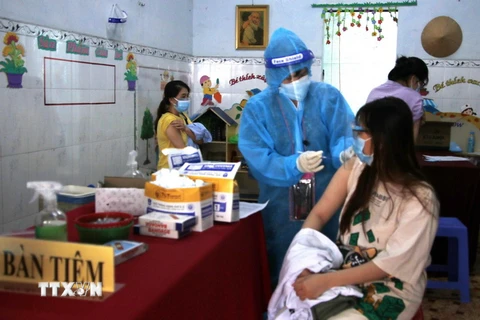 Tiêm vaccine phòng COVID-19 cho người dân trên địa bàn thành phố Cà Mau. (Ảnh: Kim Há/TTXVN)