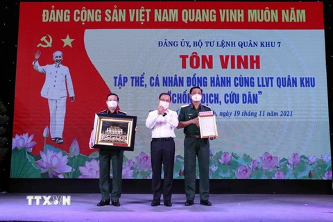 Ủy viên Bộ Chính trị, Bí thư Thành ủy Thành phố Hồ Chí Minh Nguyễn Văn Nên (giữa) tặng quà tri ân Bộ Tư lệnh Quân khu 7. (Ảnh: Xuân Khu/TTXVN)
