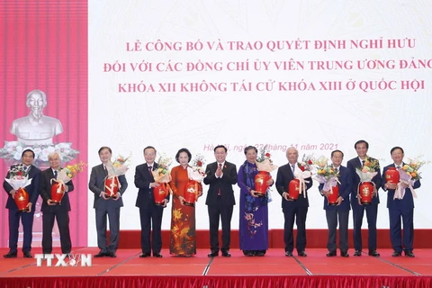 Chủ tịch Quốc hội Vương Đình Huệ tặng quà của Ủy ban Thường vụ Quốc hội cho các đại biểu. (Ảnh: Doãn Tấn/TTXVN)