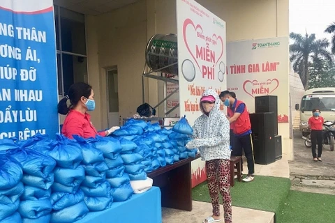 Người dân khó khăn trước khi “Cây ATM gạo-Nghĩa tình Gia Lâm.” (Nguồn: laodongthudo.vn)