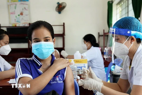 Tiêm vaccine phòng COVID-19 cho học sinh Lớp 12, Trường THPT Châu Thành, huyện Châu Thành, tỉnh Kiên Giang. (Ảnh: Hồng Đạt/TTXVN)