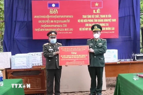 Đại tá Trịnh Thanh Bình, Chỉ huy trưởng Bộ Chỉ huy Bộ đội Biên phòng Quảng Bình trao tặng các vật chất, trang bị cho Đại đội Biên phòng 316, Bộ Chỉ huy Quân sự tỉnh Khammouane của Lào. (Ảnh: TTXVN phát)