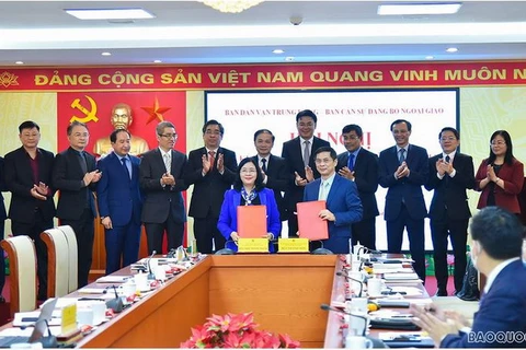 Bà Bùi Thị Minh Hoài,Trưởng Ban Dân vận Trung ương và ông Bùi Thanh Sơn, Bộ trưởng Ngoại giao ký Chương trình phối hợp về công tác đối với đồng bào Việt Nam ở nước ngoài giai đoạn 2021-2026. (Nguồn: baoquocte.vn)
