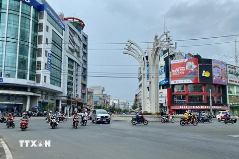 Vòng xoay Đèn 4 Ngọn, trên đường Trần Hưng Đạo, thành phố Long Xuyên phương tiện lưu thông đông đúc trở lại khi An Giang thực hiện Nghị quyết 128/NQ-CP. (Ảnh: Thanh Sang/TTXVN)