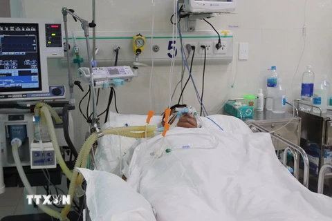 Một bệnh nhân ngộ độc methanol đang được điều trị tích cực tại bệnh viện. (Ảnh: TTXVN phát)