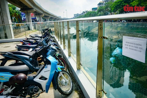 Tại ga Láng, người dân "vô tư" để xe máy, dù đã có cảnh báo về tình trạng trộm cắp. (Nguồn: baotintuc/Vietnam+)