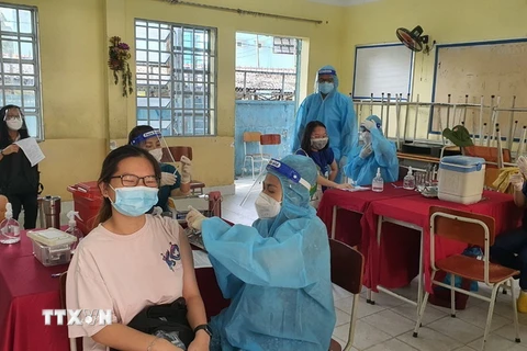 Học sinh trường chuyên Hùng Vương, thành phố Thủ Dầu Một, tỉnh Bình Dương, bắt đầu được tiêm vaccine phòng COVID-19. (Ảnh: Văn Hướng/TTXVN)