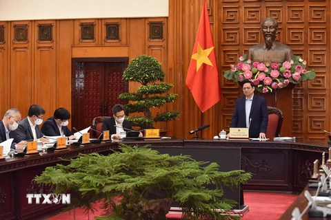 Thủ tướng Phạm Minh Chính phát biểu kết luận cuộc họp về việc nhập khẩu, sản xuất vaccine, thuốc điều trị COVID-19. (Ảnh: Dương Giang/TTXVN)