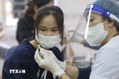 Hình ảnh Hà Nội tiêm vaccine phòng COVID-19 cho học sinh lớp 9 