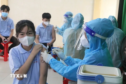 Tiêm vaccine phòng COVID-19 cho học sinh lớp 7 Trường THCS Trần Quốc Tuấn, thành phố Trà Vinh. (Ảnh: Thanh Hòa/TTXVN)