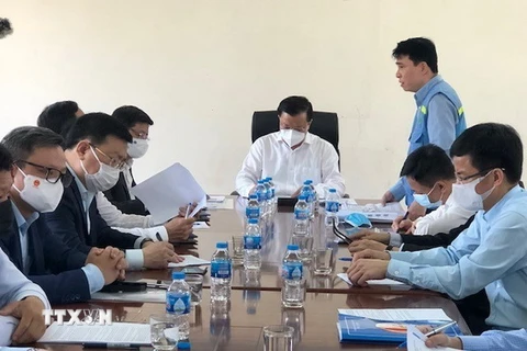 Bí thư Thành ủy Hà Nội Đinh Tiến Dũng nghe trình bày của chủ đầu tư về tiến độ xây dựng tuyến đường sắt đô thị thí điểm thành phố Hà Nội, đoạn Nhổn-ga Hà Nội. (Ảnh: Tuyết Mai/TTXVN)