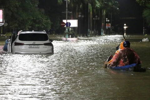 Nước lũ dâng cao gây ngập sâu tại nhiều tuyến đường chính của thành phố Tuy Hòa, tỉnh Phú Yên. (Ảnh: Phạm Cường/TTXVN)