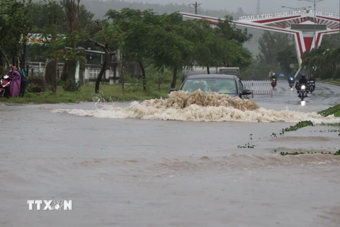 Mưa to khiến tuyến đường Hùng Vương, thành phố Tuy Hòa, ngập sâu 0,6m gây khó khăn cho người dân khu lưu thông. (Ảnh: Phạm Cường/TTXVN)