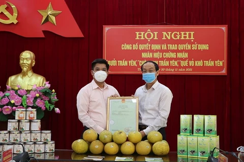 Lãnh đạo Sở Khoa học và Công nghệ trao Giấy chứng nhận nhãn hiệu 3 sản phẩm cho UBND huyện Trấn Yên. (Nguồn: baoyenbai.com.vn)