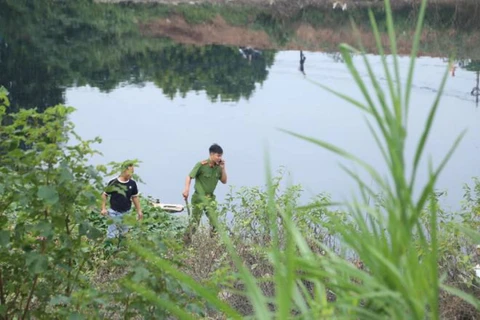Lực lượng Công an khẩn trương phối hợp tìm kiếm thi thể nạn nhân. (Nguồn: congan.hanoi.gov.vn)