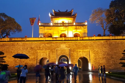 Du khách tham quan Đoan Môn-Hoàng thành Thăng Long về đêm. (Ảnh: Đinh Thuận/TTXVN)