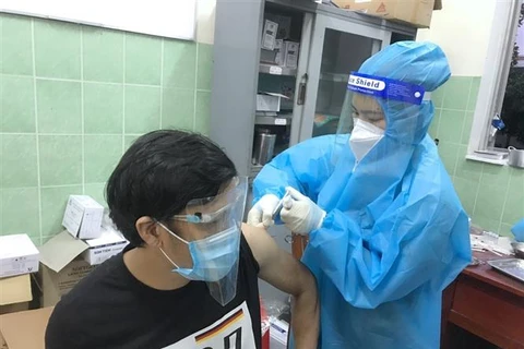 Tiêm vaccine ngừa COVID-19 cho người dân ở thị xã Tân Uyên, tỉnh Bình Dương. (Ảnh: Chí Tưởng/TTXVN)