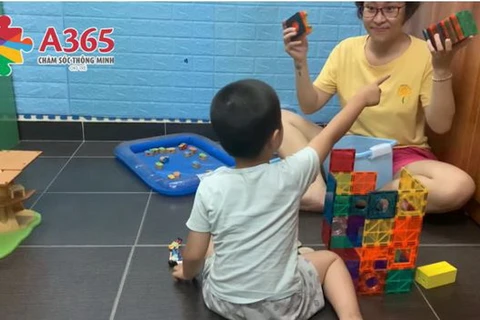 Ảnh minh họa. (Nguồn: chụp từ video “Dạy trẻ chơi kết hợp dạng xây dựng” trên APP A365) 