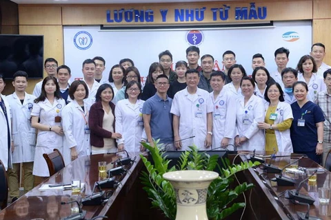 Đoàn công tác của Bệnh viện Nội tiết Trung ương chụp ảnh lưu niệm cùng với Bí thư Đảng ủy và các lãnh đạo Khoa/phòng trước khi lên đường. (Nguồn: benhviennoitiet.vn)