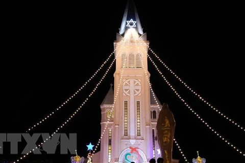 Nhà thờ Con gà, thành phố Đà Lạt được trang hoàng rực rỡ trong đêm Giáng sinh. (Ảnh: Nguyễn Dũng/TTXVN)