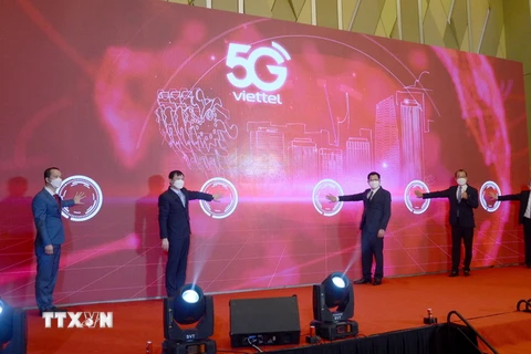 Đại diện tập đoàn Viettel và thành phố Đà Nẵng tiến hành nghi thức khai trương, đưa vào thử nghiệm dịch vụ mạng 5G. (Ảnh: Quốc Dũng/TTXVN)