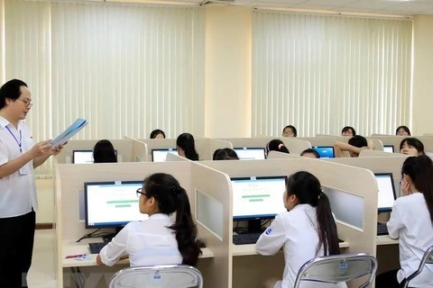Giám thị phổ biến quy chế thi cho thí sinh trước giờ làm bài thi đánh giá năng lực môn Ngoại ngữ năm 2020 trên máy tính tại Đại học Quốc gia Hà Nội. (Ảnh: Quý Trung/TTXVN)