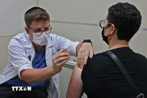 Nhân viên y tế Israel tiêm vaccine phòng COVID-19 cho người dân tại Jerusalem. (Ảnh: AFP/TTXVN)