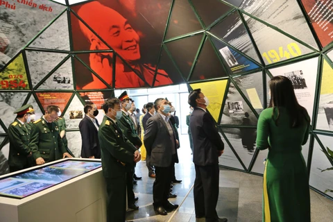 Cán bộ, công chức Bộ Nội vụ tham quan triển lãm về Đại tướng Võ Nguyên Giáp. (Nguồn: baochinhphu.vn)