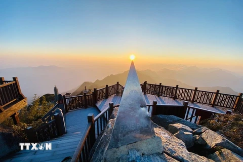 Sương muối phủ trắng đỉnh Fansipan, tỉnh Lào Cai. (Ảnh: TTXVN phát)