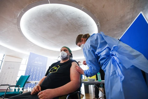 Tiêm vaccine ngừa COVID-19 tại Cologne của Đức. (Ảnh: AFP/TTXVN)