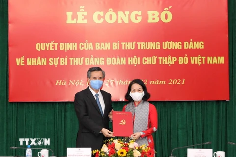 Ông Nguyễn Quang Dương, Phó Trưởng Ban tổ chức Trung ương trao quyết định của Ban Bí thư Trung ương Đảng cho bà Bùi Thị Hòa. (Ảnh: Thanh Tùng/TTXVN)