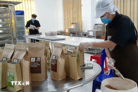 Đóng gói bột ca cao tại xưởng sản xuất của Công ty TNHH Thương mại-Dịch vụ-Sản xuất cacao Thành Đạt, xã Xà Bang, huyện Châu Đức, tỉnh Bà Rịa-Vũng Tàu. (Ảnh: Hoàng Nhị/TTXVN)