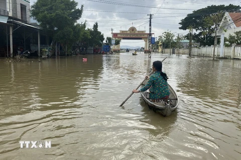 Lũ lên nên người dân phải đi thuyền. (Ảnh: Tường Quân/TTXVN)