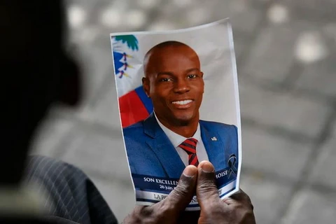 Một người dân cầm ảnh cố Tổng thống Haiti Jovenel Moïse trong lễ tưởng niệm ông ở Port-au-Prince, Haiti, ngày 20/7/2021. (Nguồn: AP) 