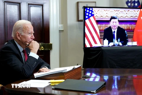 Tổng thống Mỹ Joe Biden (trái) và Chủ tịch Trung Quốc Tập Cận Bình (phải, trên màn hình) tại hội nghị thượng đỉnh trực tuyến, ở Washington, DC, Mỹ, ngày 15/11/2021. (Ảnh: AFP/TTXVN)