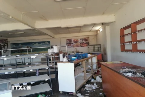 Quang cảnh bên trong một cửa hàng tại Trung tâm mua sắm Woodlands, thủ đô Mbabane, eSwatini bị tấn công, cướp bóc và phá hoại trong làn sóng biểu tình đang diễn ra. (Ảnh: Đình Lượng/TTXVN)