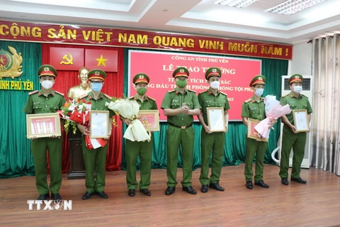 Lãnh đạo Công an tỉnh Phú Yên khen thưởng công an các đơn vị, địa phương đã có thành tích xuất sắc trong phòng chống tội phạm. (Ảnh: Phạm Cườn/TTXVN)