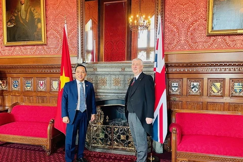 Chủ tịch Hạ viện Anh, Ngài Lindsay Hoyle, tiếp thân mật Đại sứ Việt Nam tại Anh Nguyễn Hoàng Long. (Ảnh: TTXVN phát)
